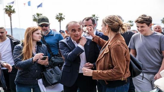 رشق قيادي يميني فرنسي بالبيض