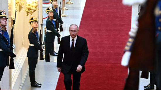 بعد تسلم مهامه رسميًا.. بوتين يوقع مرسوم استقالة الحكومة الروسية