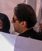 محكمة باكستانية تأمر زوجة خان بالانتقال للسجن