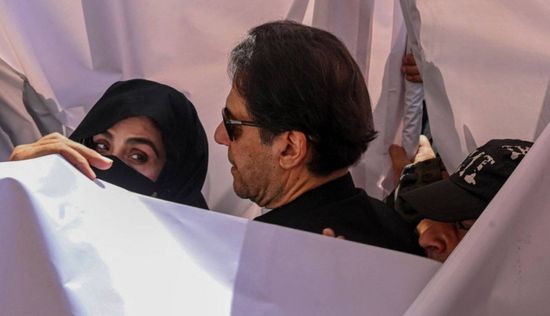 محكمة باكستانية تأمر زوجة خان بالانتقال للسجن