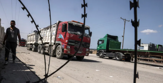 إصابة عمال فلسطينيين إثر إطلاق نار في معبر كرم أبو سالم