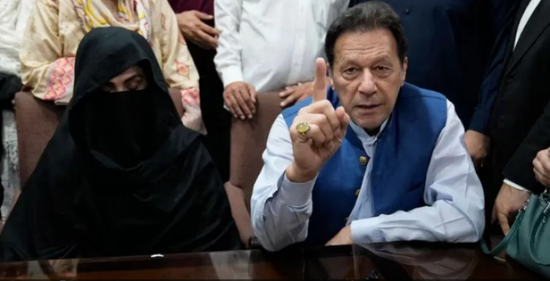 "حيث يحتجز زوجها".. نقل زوجة عمران خان إلى سجن أديالا