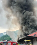 حريق هائل بمنطقة صناعية يتسبب في إغلاق المجال الجوي فوق مدينة إيطالية
