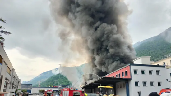 حريق هائل بمنطقة صناعية يتسبب في إغلاق المجال الجوي فوق مدينة إيطالية