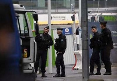 رجل يصيب شرطيين بالرصاص بمركز شرطة في باريس