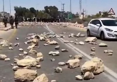 للمرة الثانية.. مستوطنون يقطعون الطريق أمام قافلة مساعدات متوجهة نحو غزة