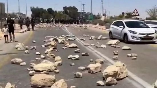 للمرة الثانية.. مستوطنون يقطعون الطريق أمام قافلة مساعدات متوجهة نحو غزة