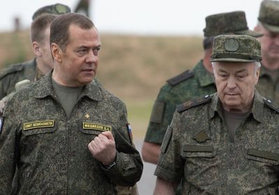 ميدفيديف يهدد فرنسا وبريطانيا لدعمهما أوكرانيا