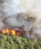 بسبب حرائق الغابات.. السلطات الكندية تحث آلاف السكان على إخلاء منازلهم