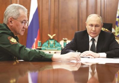 بعد عامين على الحرب.. بوتين يعزل وزير الدفاع الروسي