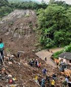 مقتل 37 وفقد 17 في فيضانات اجتاحت سومطرة الغربية بإندونيسيا