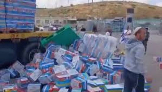 مجددًا.. المستوطنون ينهبون شاحنات المساعدات الإنسانية المتجهة إلى غزة