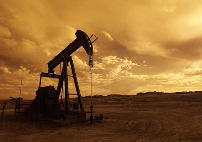 قفزة بأسعار النفط وسط توقعات بتقلص الإمدادات