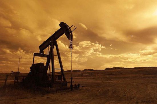 قفزة بأسعار النفط وسط توقعات بتقلص الإمدادات