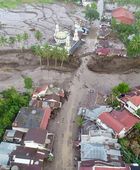 حصيلة ضحايا فيضانات إندونيسيا ترتفع إلى 67 قتيلا