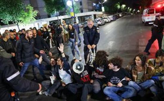 متظاهرون يغلقون الطريق إلى منزل الرئيس الإسرائيلي