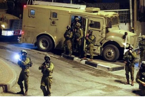 إسرائيل تعتقل فلسطينيين بالضفة الغربية