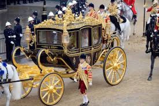 تشارلز الثالث يشارك في مراسم عيده من داخل عربة