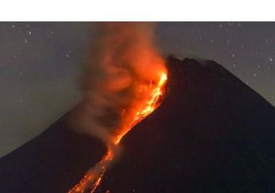 ثوران بركان جبل إيبو في إندونيسيا وتحذير من فيضانات وحمم باردة