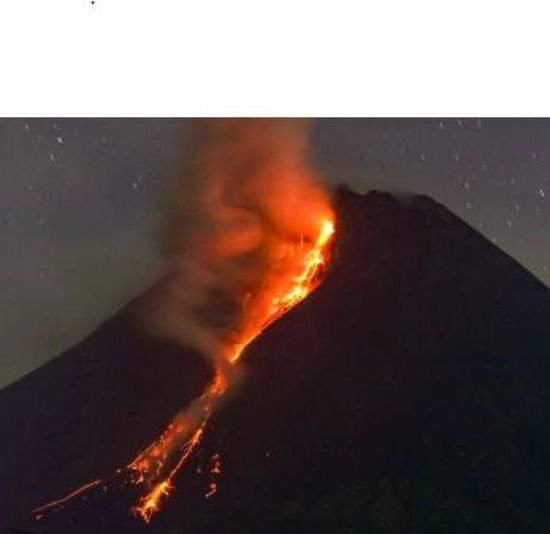 ثوران بركان جبل إيبو في إندونيسيا وتحذير من فيضانات وحمم باردة