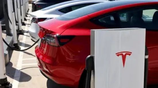 مساهم في تسلا يتهم إيلون ماسك بالتداول بمعلومات داخلية