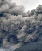 بركان جبل إيبو في إندونيسيا يثور مرتين ويقذف بالحمم