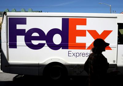 فيديكس تخفض قوتها العاملة في أوروبا لتوفير ملايين الدولارات