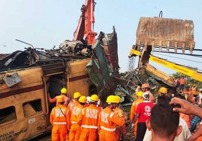 مقتل ‭15‬ وإصابة عشرات جراء تصادم قطارين في شرق الهند