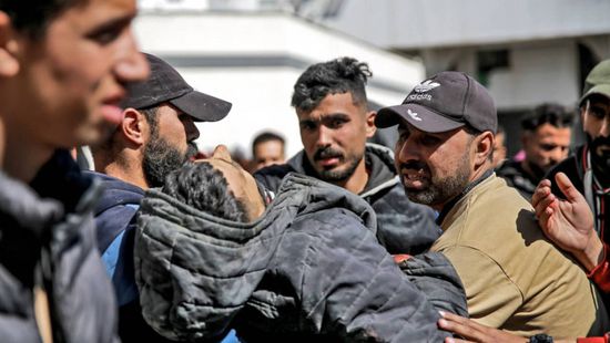 استشهاد 8 فلسطينيين خلال انتظارهم لشاحنات المساعدات