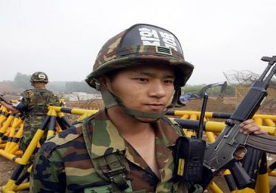 جنود كوريون شماليون يعبرون الحدود شديدة التحصين مع الجنوب