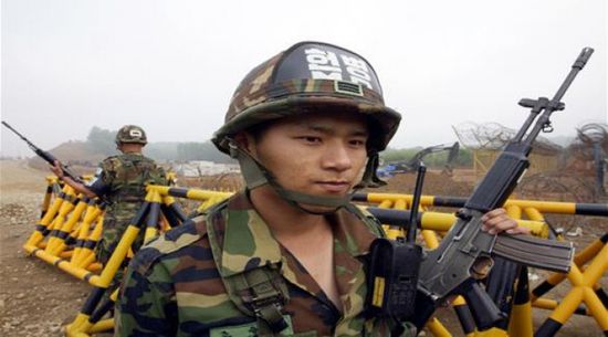 جنود كوريون شماليون يعبرون الحدود شديدة التحصين مع الجنوب