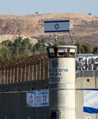 إسرائيل تضطر للإفراج عن فلسطينيين لاكتظاظ سجون الاحتلال