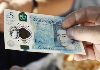 الجنيه الإسترليني يسجل مكاسب طفيفة أمام الدولار واليورو