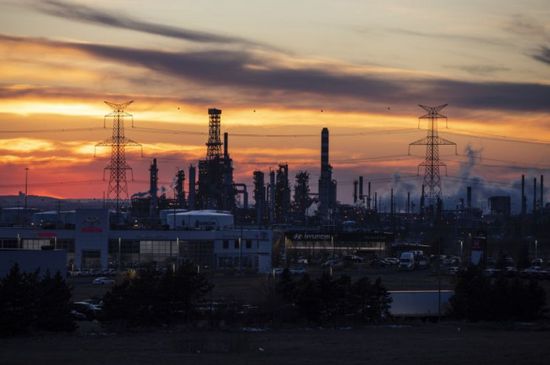 مصافي غرب أمريكا تستبدل نفطها العراقي بالكندي