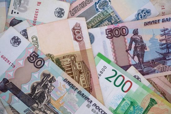 البنك المركزي الروسي يخفض الدولار واليورو أمام الروبل