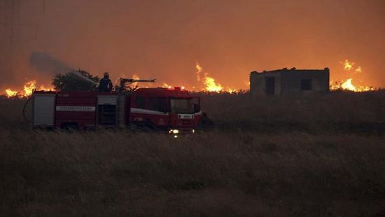 اليونان.. اندلاع حريق ضخم في غابات بكيراتيا