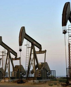 النفط يواصل مكاسبه مع توقعات بانخفاض المعروض