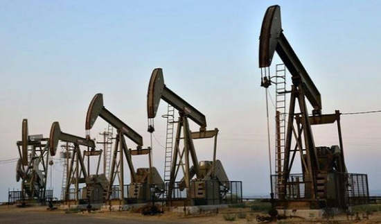 النفط يواصل مكاسبه مع توقعات بانخفاض المعروض