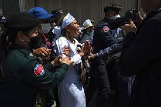 القضاء الكمبودي يصدر أحكاما بالسجن بحق ناشطين