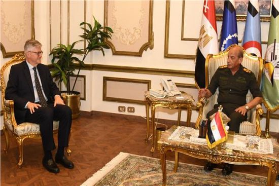 قائد القوات المسلحة المصرية يلتقي مسؤولاً أممياً في القاهرة