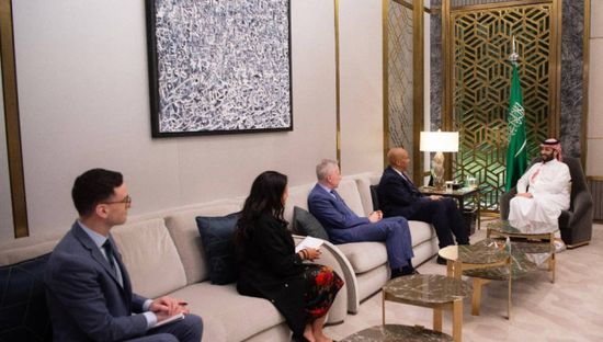 ولي العهد السعودي يستعرض مع السيناتور الأمريكي كوري بوكر التعاون بين البلدين