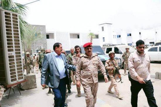 وزير الدفاع يتفقد إدارة أمن عدن
