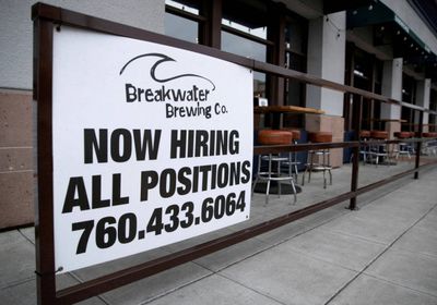 تباطؤ نمو الوظائف والأجور في القطاع الخاص الأمريكي