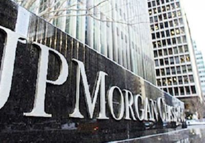 جيه بي مورجان يحذر من فرض رسوم على العملاء