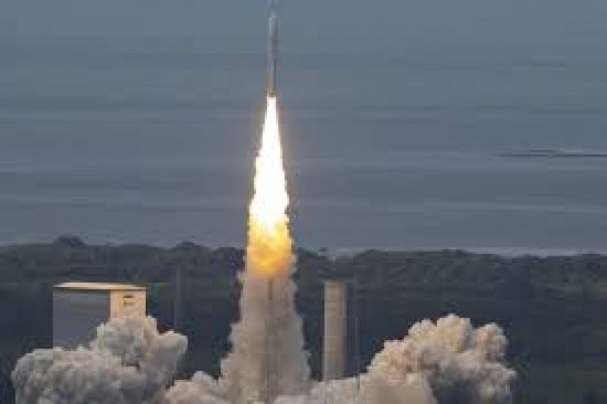 صاروخ أريان 6 ينطلق نحو الفضاء