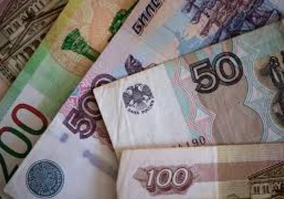 المركزي الروسي يخفض أسعار العملات مقابل الروبل