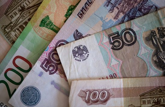 البنك المركزي الروسي يخفض سعر  الدولار واليورو مقابل الروبل