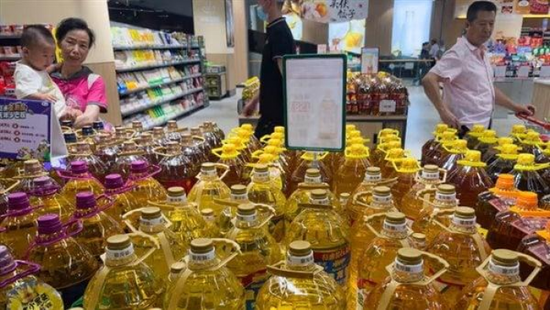 الصين: تحقيق في استخدام شاحنات الوقود لنقل زيوت الطعام