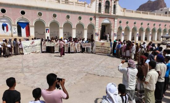 وقفة احتجاجية في تريم تنديدا بالفساد وانهيار الخدمات