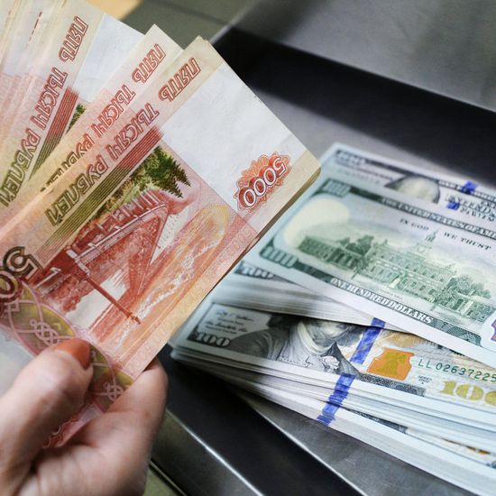 البنك المركزي الروسي يخفض سعر الدولار مقابل الروبل